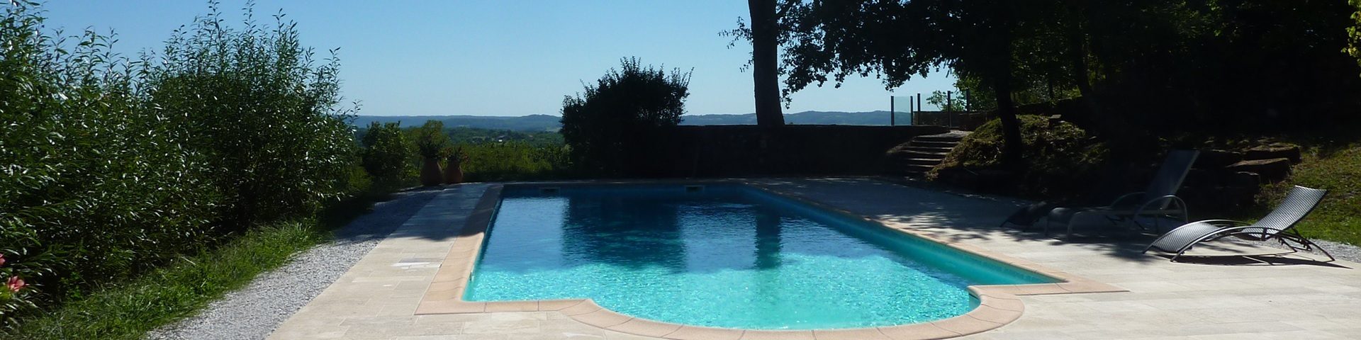 Piscine et bains de soleil au château de Marsac